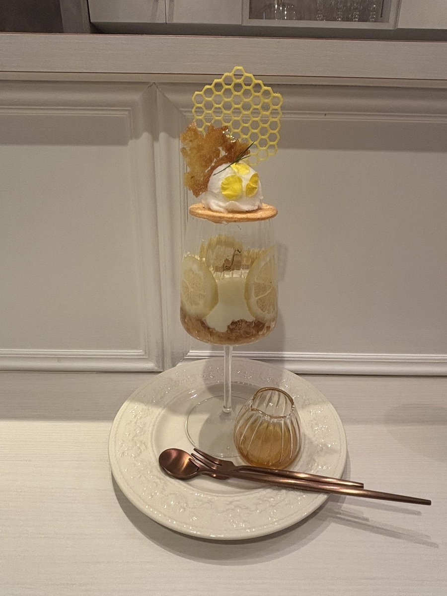 msyucchie's tweet image. 『#ShortCakeCompany』さんで『季節替わりのご馳走パフェ 蜂蜜レモン&ジャージーパフェ』
〝爽やかなレモンとジャージー生クリーム
暑い日こそ食べたくなるご褒美パフェ✨レモンシャーベット、はちみつヨーグルト、コムハニー、ポッピングキャンディーetc
お好みではちみつソースを〟
詳細は次の📮