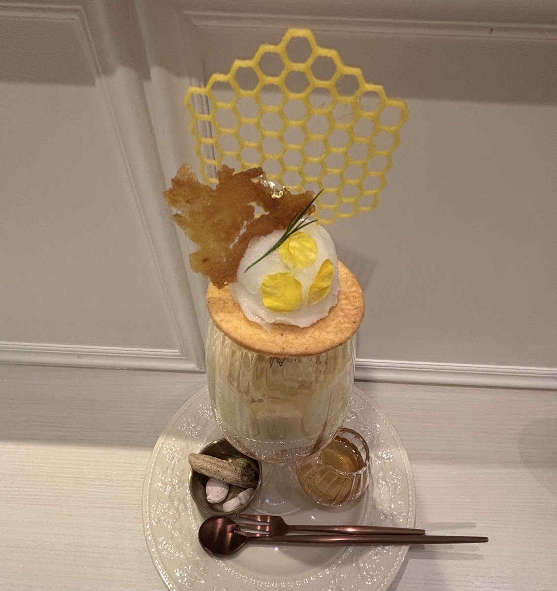 msyucchie's tweet image. 『#ShortCakeCompany』さんで『季節替わりのご馳走パフェ 蜂蜜レモン&ジャージーパフェ』
〝爽やかなレモンとジャージー生クリーム
暑い日こそ食べたくなるご褒美パフェ✨レモンシャーベット、はちみつヨーグルト、コムハニー、ポッピングキャンディーetc
お好みではちみつソースを〟
詳細は次の📮