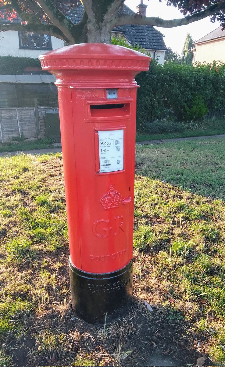 stevep1407's tweet image. Nice to see a new coat of paint on this George V box, looking in fine shape for a 100 years old give or take in nw Essex.
#postboxsaturday