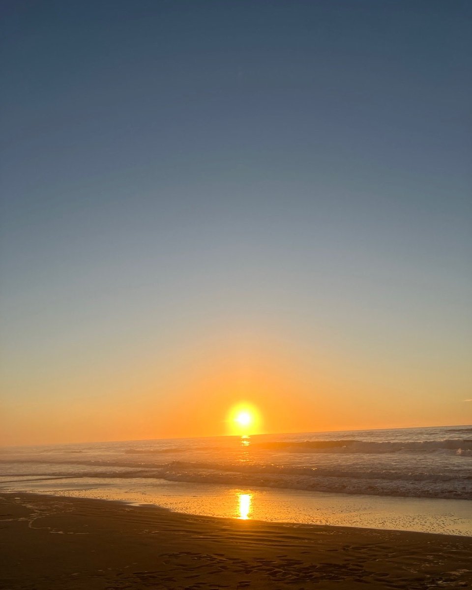 九十九里浜の日の出を撮りに行ってきました。日の出前の海岸は肌寒いほど涼しく心地よく。空が徐々に明るくなりオレンジからブルーへのグラデーションが刻々と変化して。波音を聞きながらただ佇んで眺めていました。一旦姿を現すや、太陽はグングン上り。太平洋は力強く広い。
次の一歩への朝でした。