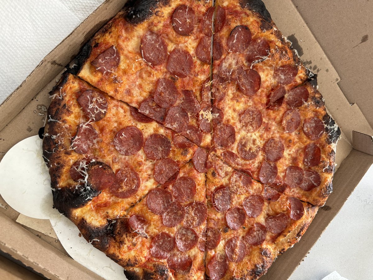 sturtdoinks's tweet image. Ate pizza and transplanted for my birthday 🤷‍♂️