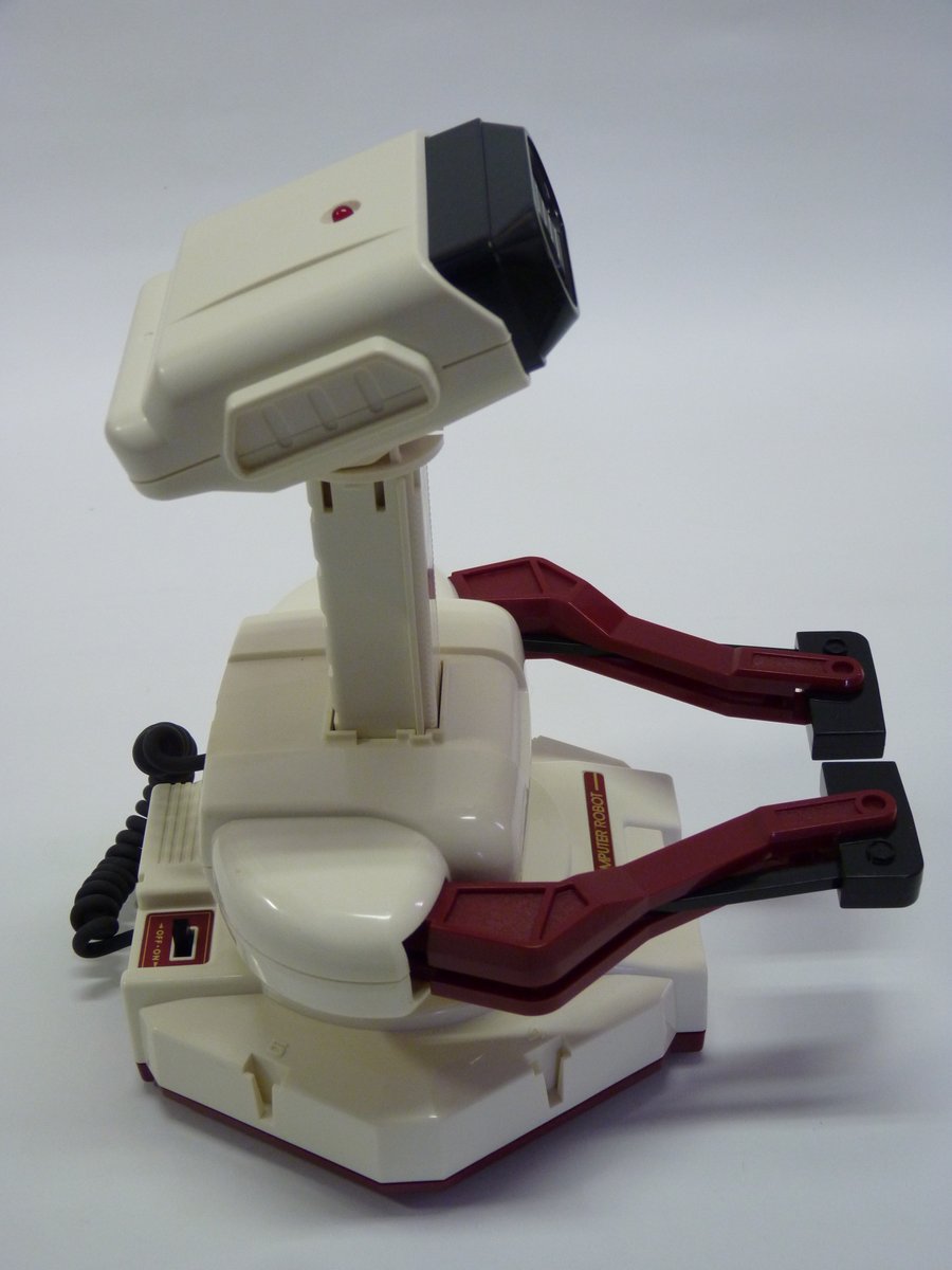 Yamafuda's tweet image. 40 ans déjà que le Family Computer Robot est sortie !
Happy Birthday R.O.B. (Robotic Operating Buddy) 🥳
En Europe il est sorti beaucoup plus tard en 1986.
#ファミリーコンピュータロボット
