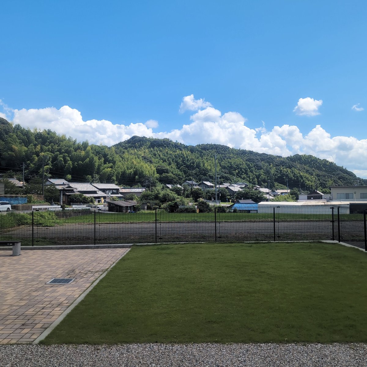 yukimidayo_32's tweet image. 本日、保育園から仲良くしてもらってるママ友&お子とで集まり♪
こことってもGOOD😆👍まさか地元にこんな場所があったとは😳
大人7人
子ども11人
それでも全然ヨユーの広さ!
陽当たり良し、景色サイコー、キッチンあり、。
そして何と4時間借りて500円♪♪
素晴らしい!
#幸田町 #やまびこ館 #平屋
