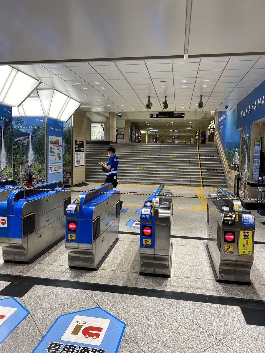 peroncho214's tweet image. 昨日の大阪駅、18:35。帰宅ラッシュと天神祭でごった返す時間帯。規制線張られて改札に入れず。なんでも催涙スプレー撒いた奴がいたらしい。