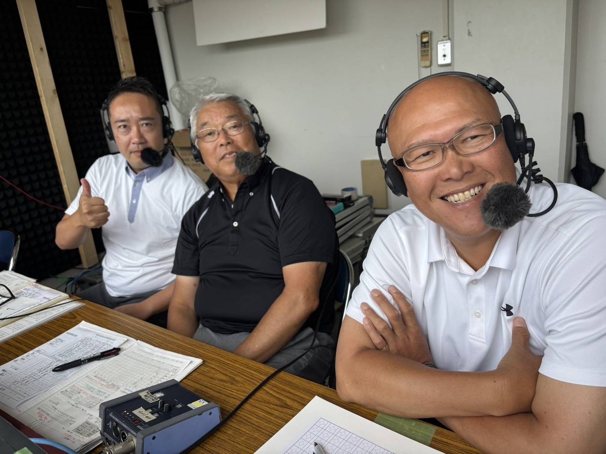 kkb5mobile's tweet image. 「めざせ‼︎甲子園 第107回全国高等学校野球選手権鹿児島大会 決勝」ご覧いただきありがとうございました⚾️🔥
実況席から📸
#神村学園 が優勝を決め、今年の夏の高校野球鹿児島大会は閉幕です。
本日の熱戦の様子は月曜日のKKB夕方ニュース「News+ #おやっと!」でもお伝えします📺⚡️お見逃しなく!