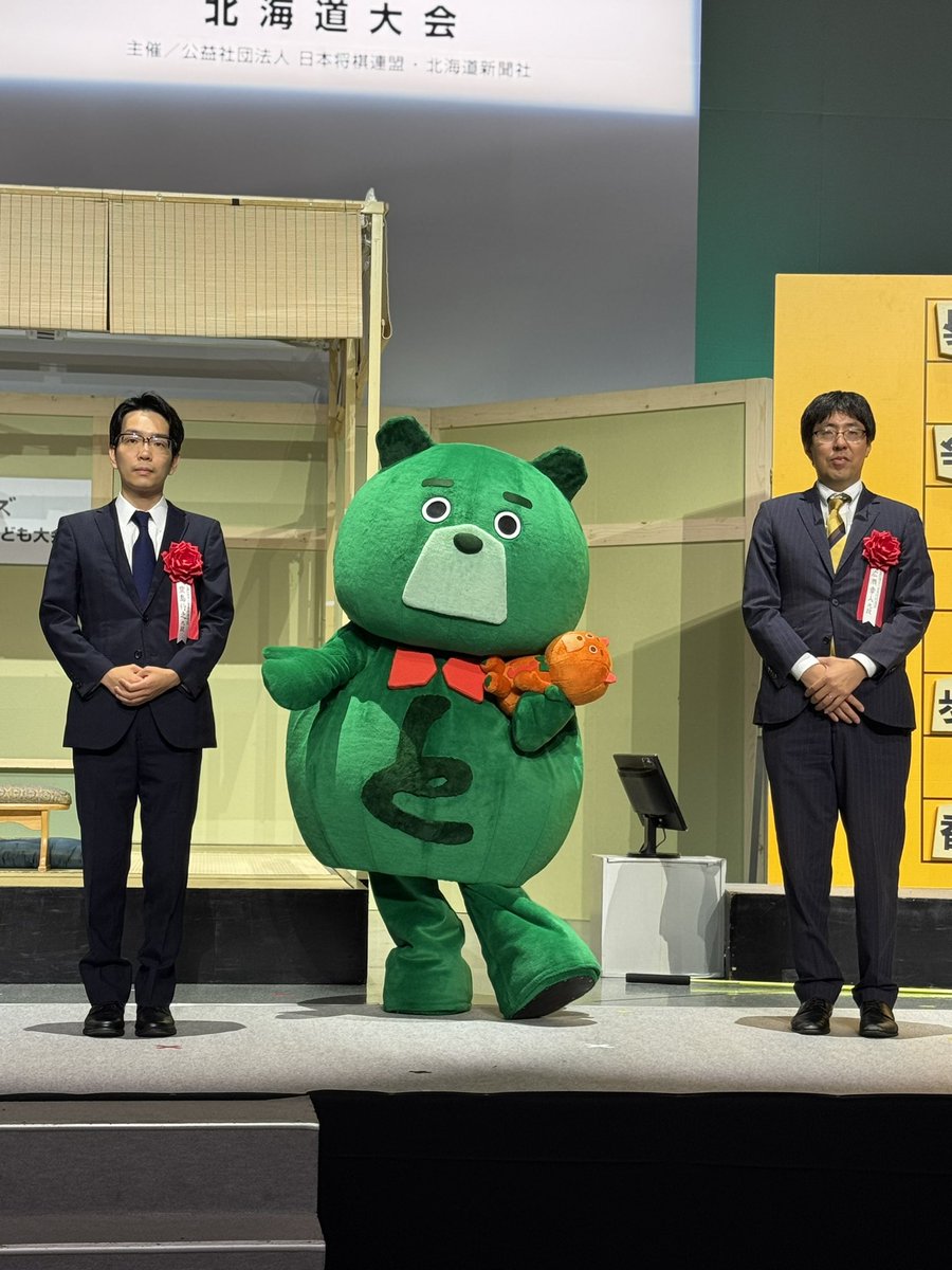 jt_shogi's tweet image. 本日の対局者、 #広瀬章人 九段と #豊島将之 九段の壇上挨拶と揮毫の様子はこちら🥰
こちらの盤駒は、このあと封じ手休憩中に行われるABEMAクイズキャンペーンの賞品となります🎶
※揮毫色紙は来場者対象のキャンペーン商品です
ぜひご応募くださいね!