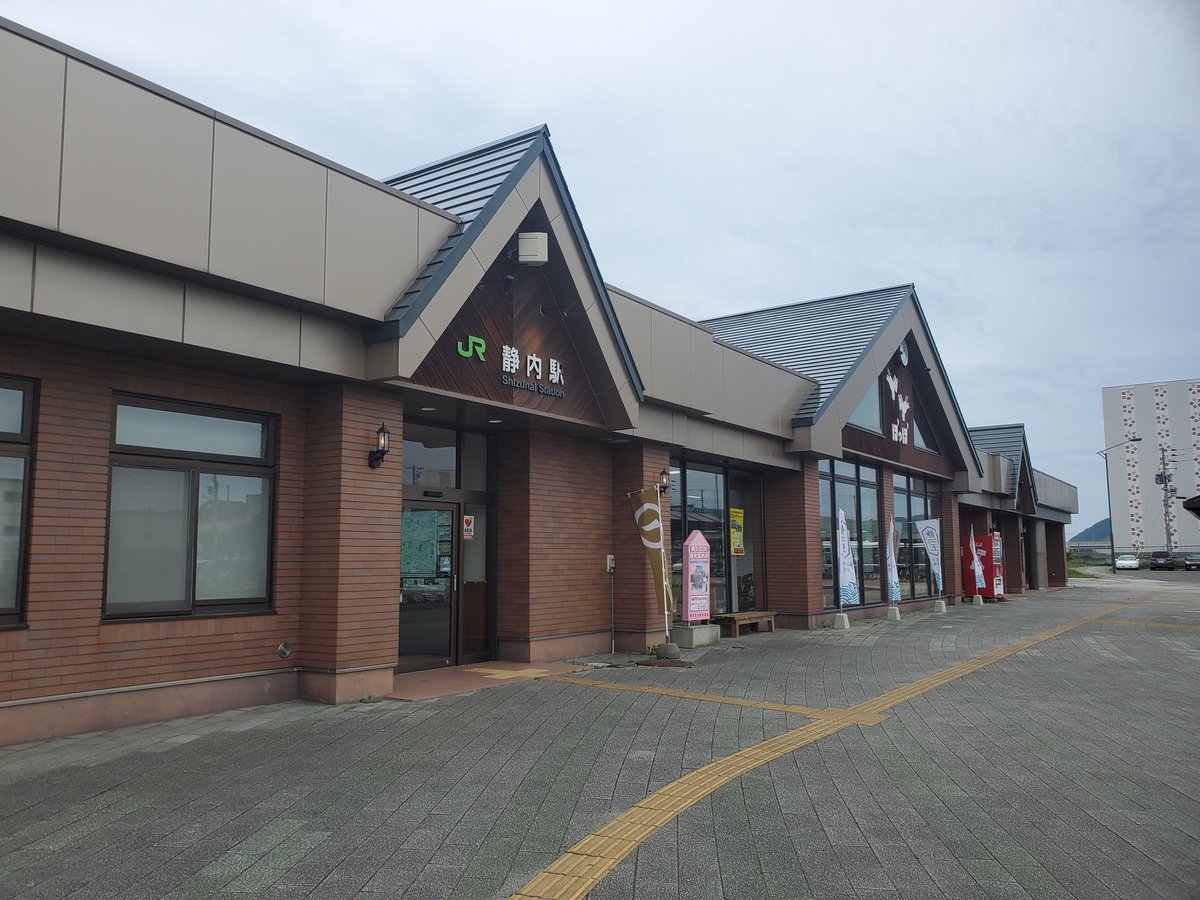 c55241's tweet image. 静内駅
複合施設として残っていてJRバスも運行しており「JR静内駅」の看板がかかげてある。
敷地内は立ち入り禁止なので敷地外から撮影。
苫小牧方に機関庫とターンテーブルがあったらしい。
