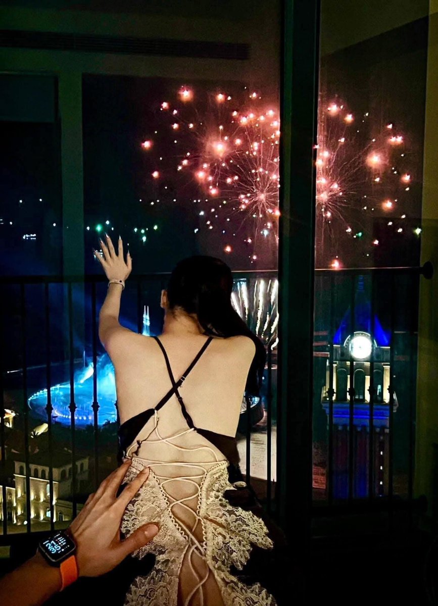 Pháo hoa đã bắn sáng trời
Còn anh thì bắn đã đời trong em .
Chỉ còn là kỉ niệm😪😪😪😪😪😪