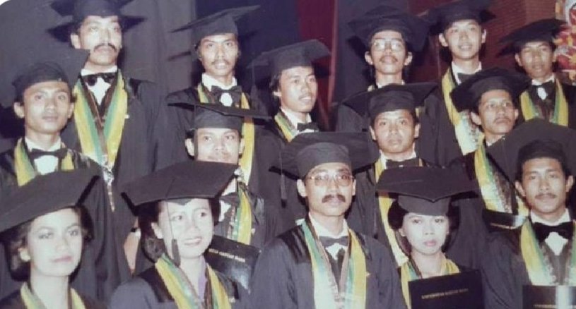DokterTifa's tweet image. Semoga ini reuni yang terakhir yang dia datangi.
Saya ingin perkara Ijazah selesai.
Mau tetap ngeyel punya ijazah asli atau ngaku tidak punya ijazah asli.
Saya kasihan dengan begitu banyak orang yang harus menanggung dosa jariyah.
Btw,
Sampai sekarang saya masih belum nemu…