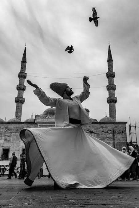 الذين يطرقون باب الله بقلوبٍ صادقة، لا يعودون كما كانوا… يُغيّرهم النداء، لا الإجابة.

– جلال الدين الرومي