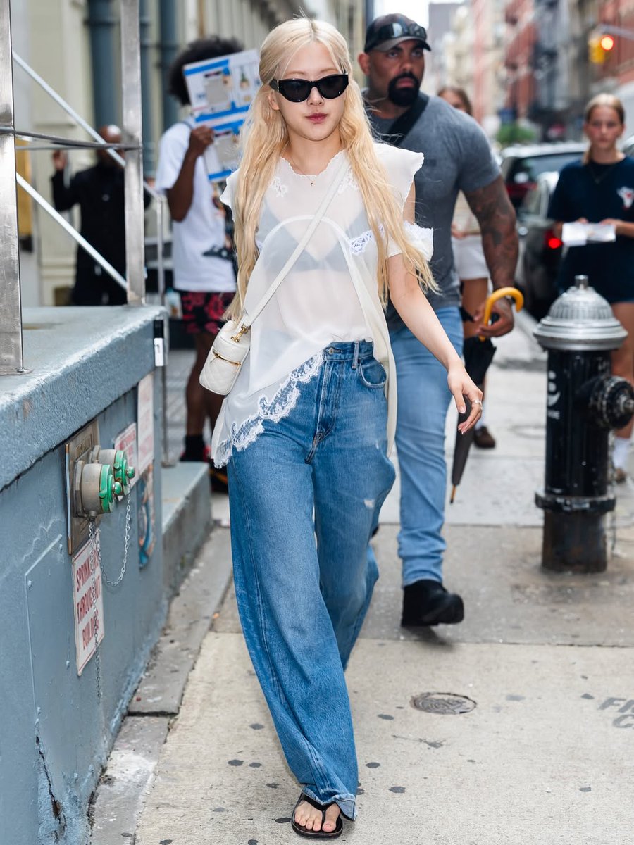 OneilyVibe's tweet image. ROSÉ was seen on the set of ‘The Devil Wears Prada 2’ in New York today.