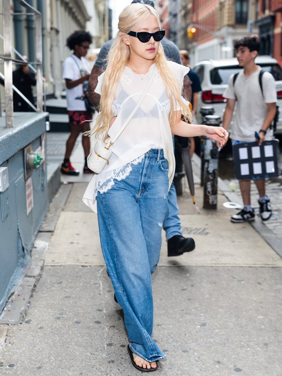 OneilyVibe's tweet image. ROSÉ was seen on the set of ‘The Devil Wears Prada 2’ in New York today.