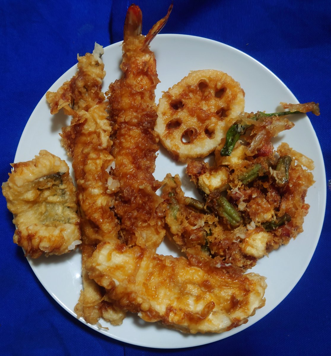 Digimortal2024's tweet image. 朝ご飯(本日一食目なのでw)
天丼 てんや
夏のごちそう天重弁当、夏野菜かき揚げ、れんこん
あと自宅でゆでた半生うどん(画像無し)
自分の好きな物ばかりな具の天重、おいしいが過ぎますね😋
ごちそうさまでした🙏
初めてモバイルオーダーを使ってみたんだけど、注文番号が777だった。良い事あ文字数