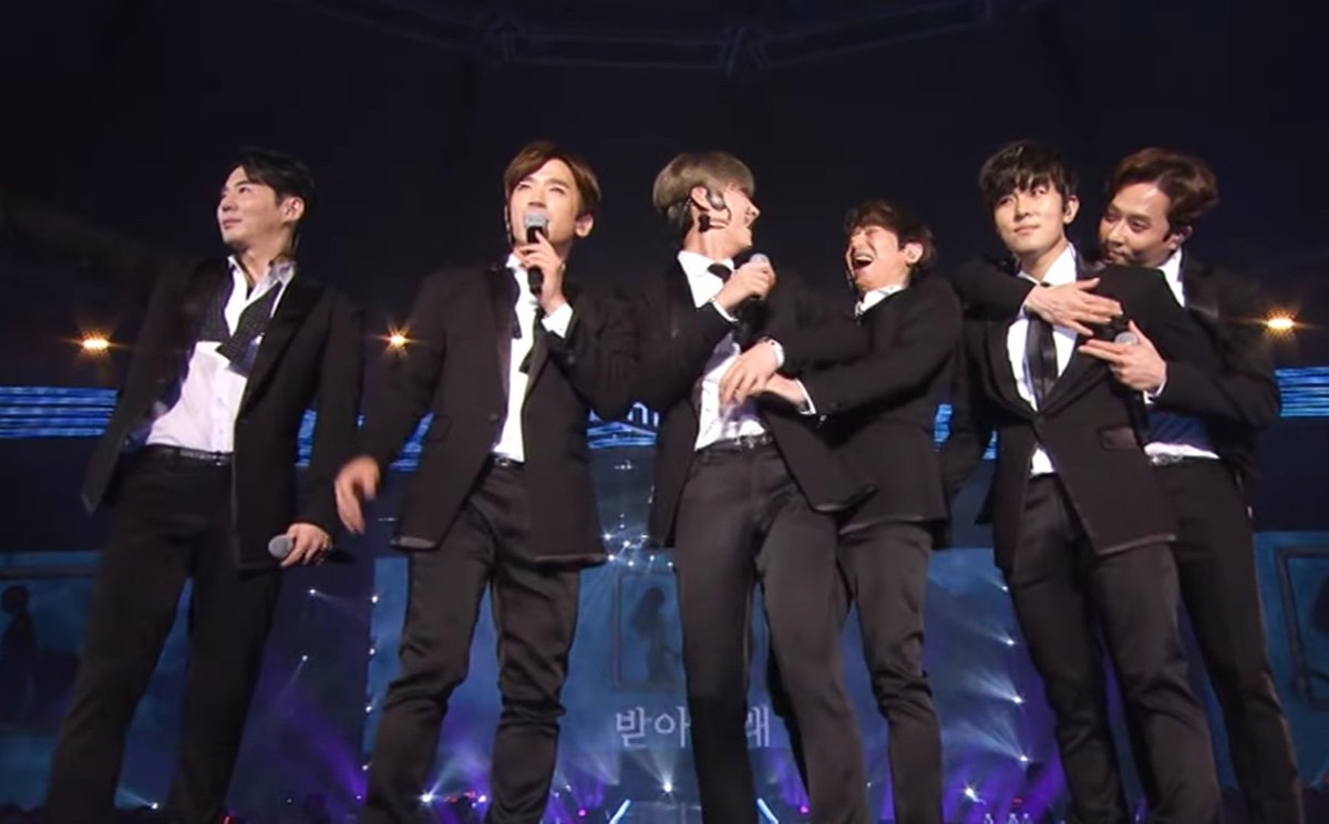 완셩 핥기 전에 릭셩 한 번 맛보고 가야지. 히어로콘 하우두아쎄 마지막 부분 봉이랑 눈 마주치며 받아줄래~ 하는데 뒤에서 쓱 숑을 안는 릭. 그 손을 살포시 잡는 숑. 백퍼 릭인줄 몰랐다ㅋㅋㅋㅋ 릭을 저렇게 안아줄리음슴ㅋㅋㅋ 릭인거 확인하고 깜짝 놀라는 숑과 마냥 좋은 릭.