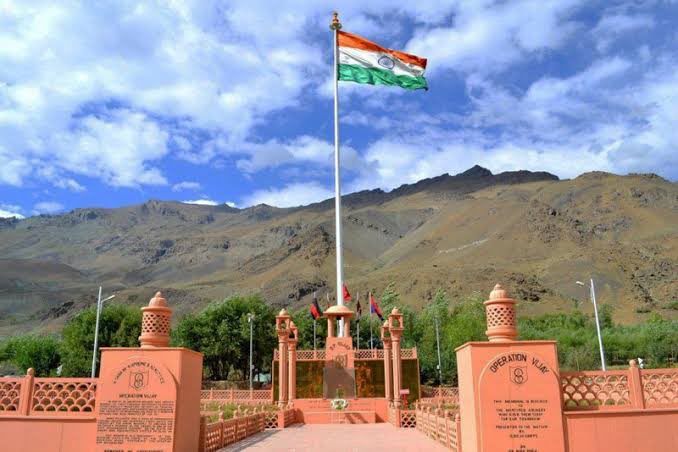 ShuklaRajiv's tweet image. On the occasion of #KargilVijayDiwas, I pay my heartfelt tributes to the bravehearts of the Indian Armed Forces who displayed unparalleled courage, unflinching determination, and supreme patriotism during the Kargil War of 1999.
Their legacy continues to inspire generations of…