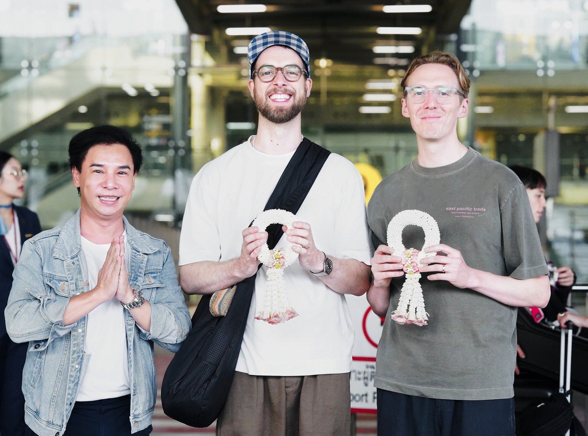 LookAround_TH's tweet image. ศิลปินดูโอ้สุดอบอุ่น HONNE เดินทางถึงไทยเป็นที่เรียบร้อยแล้ว พร้อมรอยยิ้มละลายใจ เตรียมขึ้นคอนเสิร์ต The OUCH Bangkok Tour ในวันอาทิตย์ที่ 27 ก.ค. นี้ ที่ TRUE ICON HALL ชั้น7
🔗 อ่านต่อ facebook.com/share/p/1CN88Q…
#HONNE #TheOuchBangkokTour #ROUX
