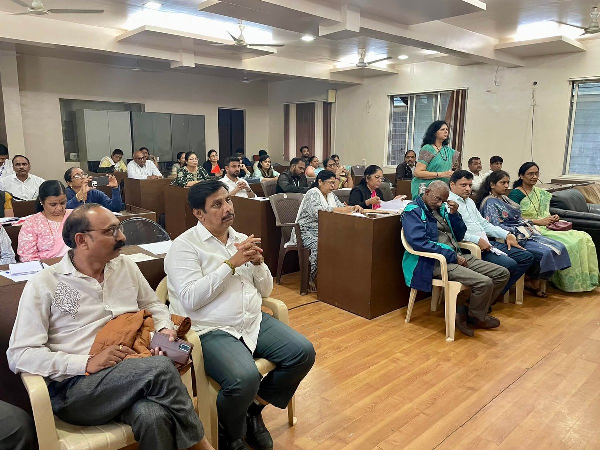 SidShirole's tweet image. Raising the Bar for PMC Schools in Shivajinagar!

Improving the quality of education and boosting student enrollment in our municipal schools is not just a goal for me it’s a responsibility.

 I chaired an in-depth review meeting with the Deputy Commissioner of Education, senior…