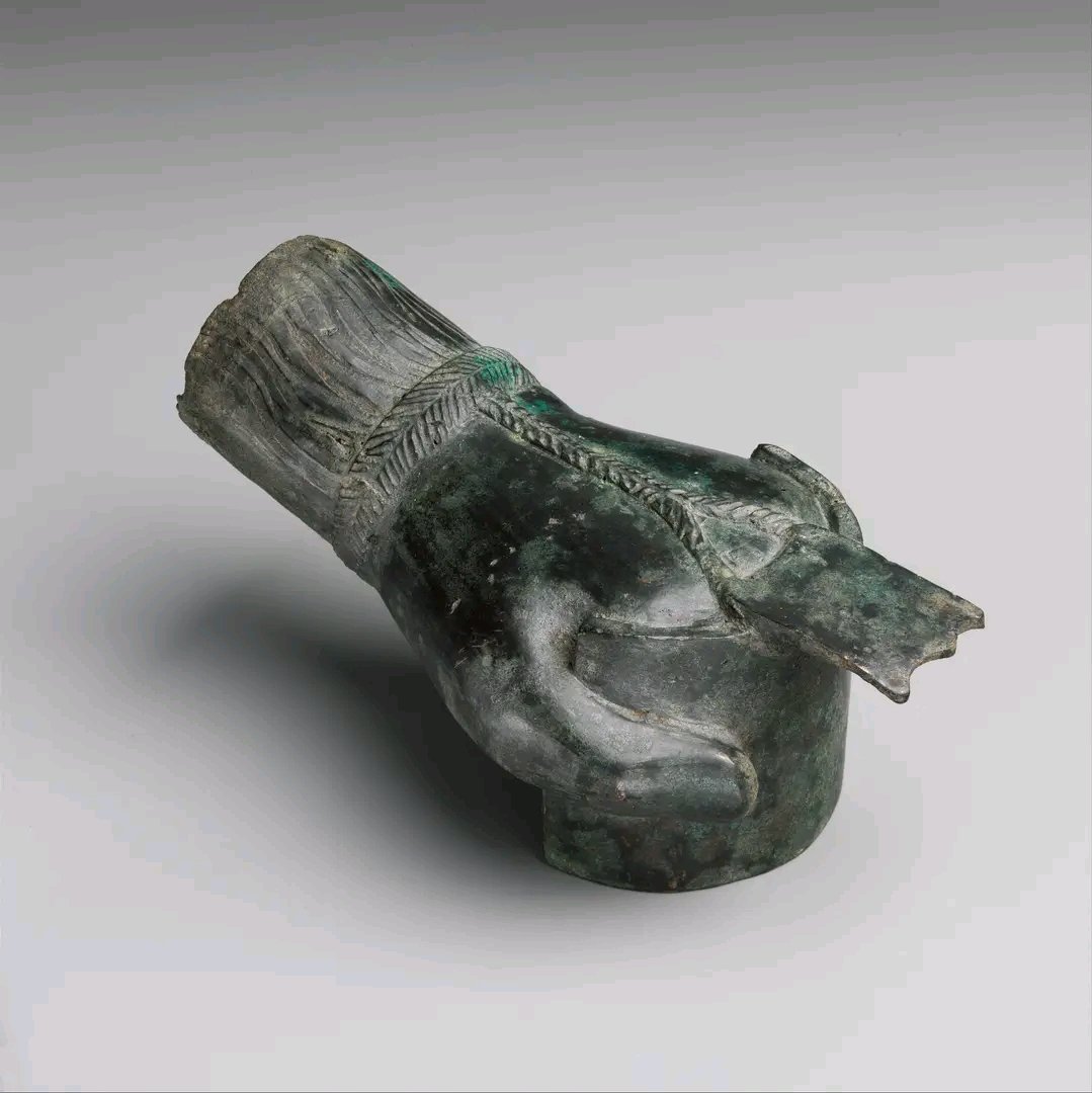oltsport_'s tweet image. Imagine a boxing glove designed not to protect, but to destroy.
In Ancient Rome, fighters didn’t wear gloves for safety. They wore cestus.
Thick leather straps wrapped around their fists.
Laced with iron.
Weighted with lead.
Studded with spikes.
This wasn’t boxing, it was…
