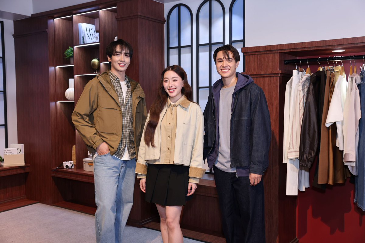 Hello98_th's tweet image. “ไมกี้ – ปณิธาน, อ๊ะอาย 4EVE และ กองทัพ พีค เปิดตัวคอลเลคชั่นใหม่ต้อนรับ Fall/Winter 2025 ชวนย้อนสำรวจตัวตนที่แท้จริงกับยูนิโคล่ 
ในคอนเซปต์ “Revisiting Classic” 

🔗facebook.com/share/p/1CbeT1…

 #UniqloThailand #UNIQLO2025FW
#Aheye4EVE #mikepanitan  #kongthappeak