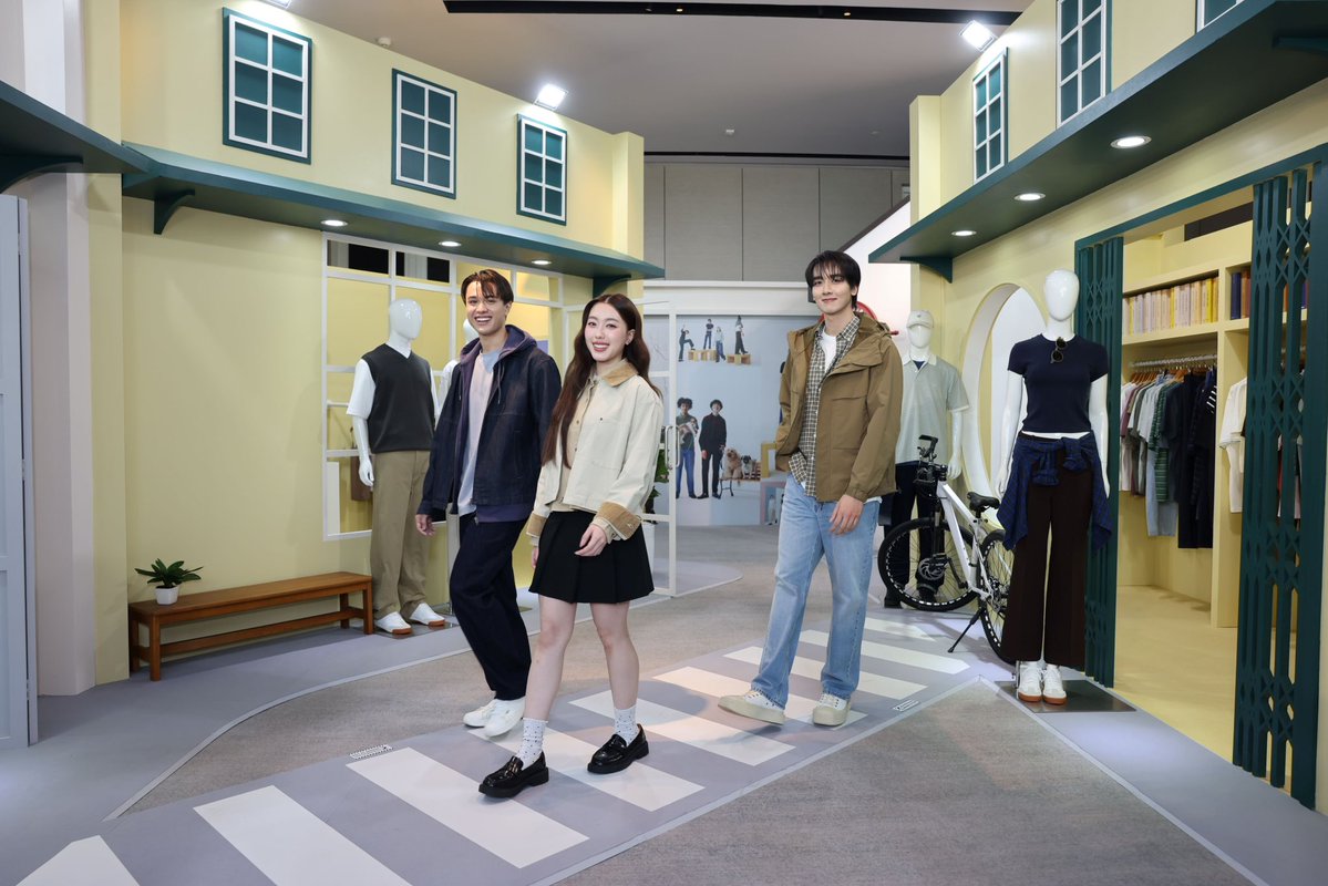 Hello98_th's tweet image. “ไมกี้ – ปณิธาน, อ๊ะอาย 4EVE และ กองทัพ พีค เปิดตัวคอลเลคชั่นใหม่ต้อนรับ Fall/Winter 2025 ชวนย้อนสำรวจตัวตนที่แท้จริงกับยูนิโคล่ 
ในคอนเซปต์ “Revisiting Classic” 

🔗facebook.com/share/p/1CbeT1…

 #UniqloThailand #UNIQLO2025FW
#Aheye4EVE #mikepanitan  #kongthappeak