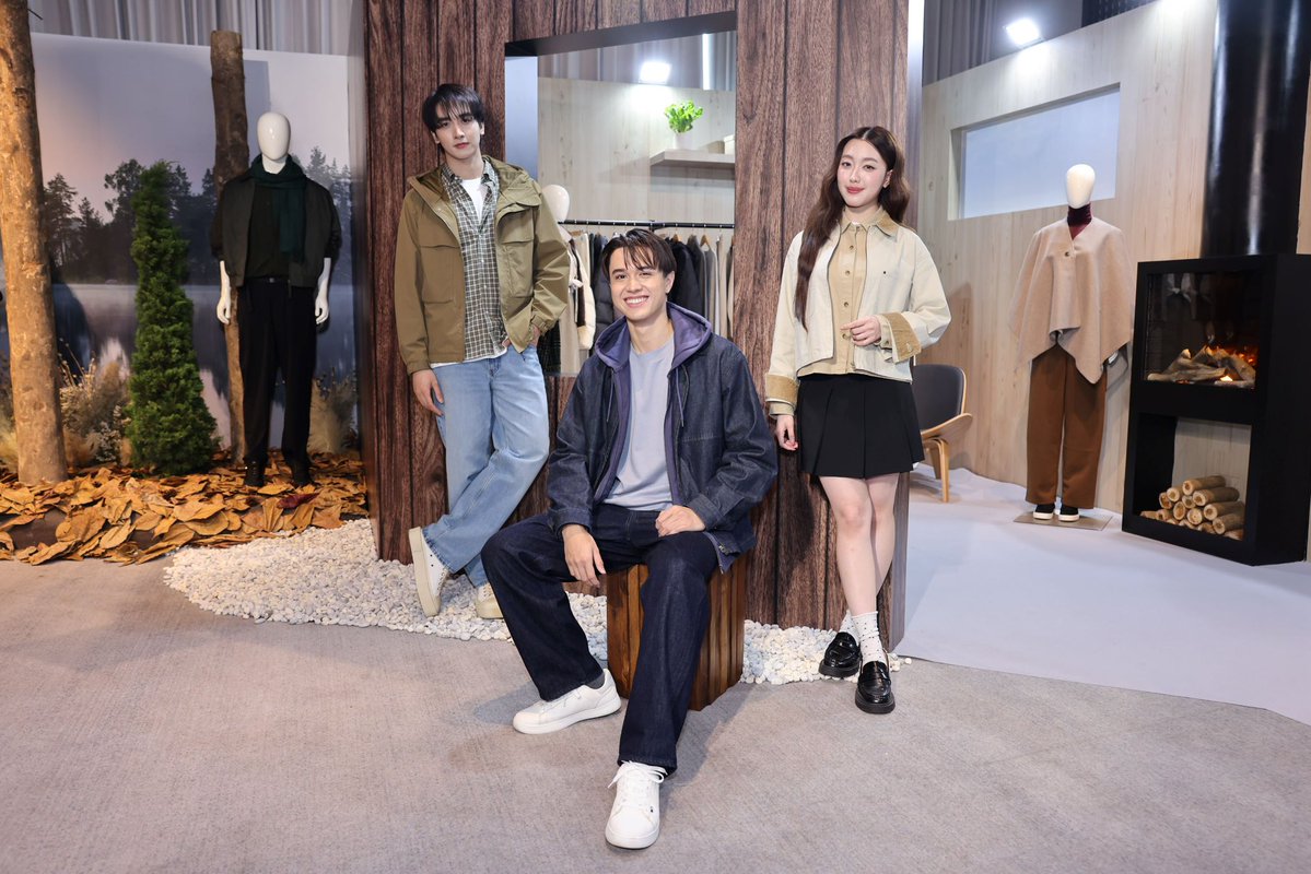 Hello98_th's tweet image. “ไมกี้ – ปณิธาน, อ๊ะอาย 4EVE และ กองทัพ พีค เปิดตัวคอลเลคชั่นใหม่ต้อนรับ Fall/Winter 2025 ชวนย้อนสำรวจตัวตนที่แท้จริงกับยูนิโคล่ 
ในคอนเซปต์ “Revisiting Classic” 

🔗facebook.com/share/p/1CbeT1…

 #UniqloThailand #UNIQLO2025FW
#Aheye4EVE #mikepanitan  #kongthappeak