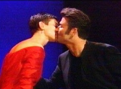 LoveliesHelp's tweet image. Today we remember Sinnead O'Connor who passed away on this day two years ago.
Here she is with @GeorgeMichael at the Concert for Linda.
#georgemichael
#lovelies4life 💘
#charityinmemoryofgeorgemichael
#lovelieshelp