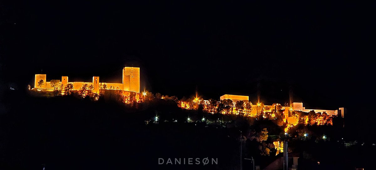 Vigilados #Jaén #Andalucía #fotodeldía #streetphotography #nightphotography #castle