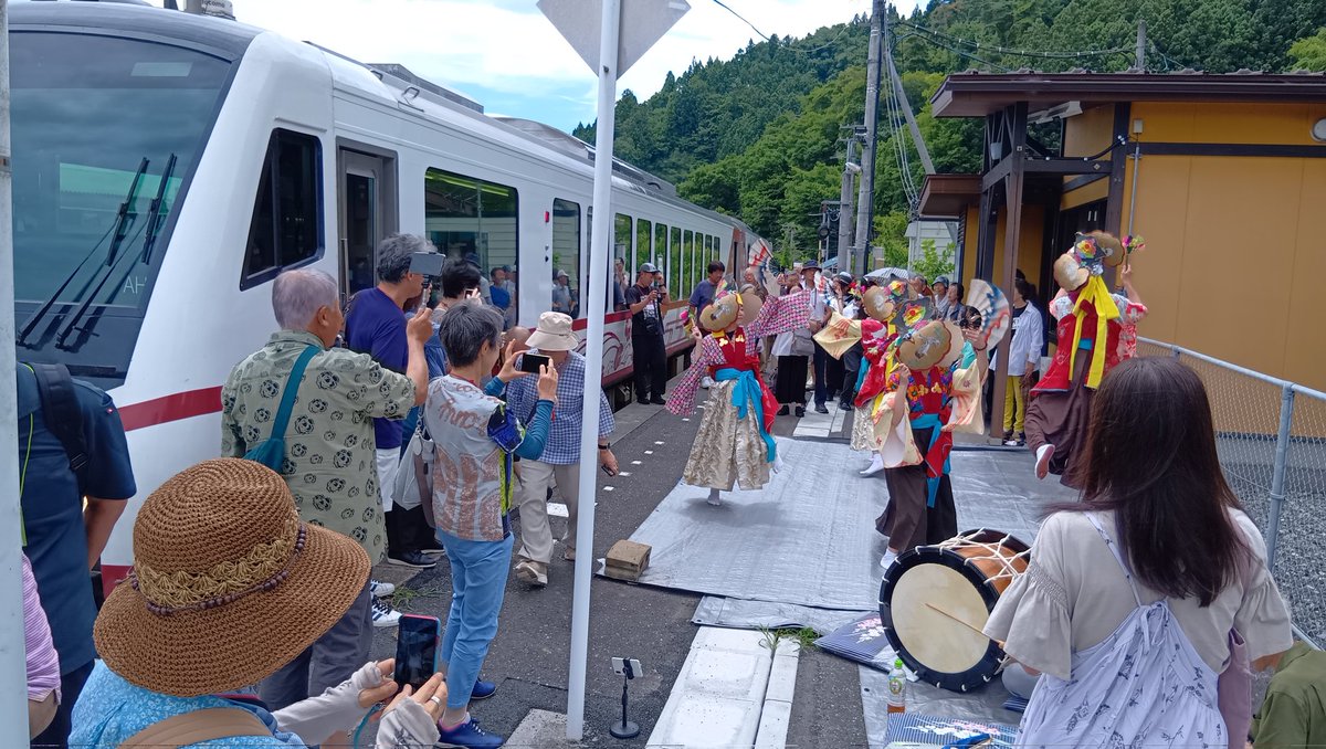 ishitokenji's tweet image. 大船渡線開業100周年記念『ひなび運行』
陸中松川駅では夏山神楽の皆さんと昔コスプレの皆さん、そして地域の皆さんが歓迎のため集まりました。現在は猊鼻渓から気仙沼に向かっておりもうすぐ到着です。