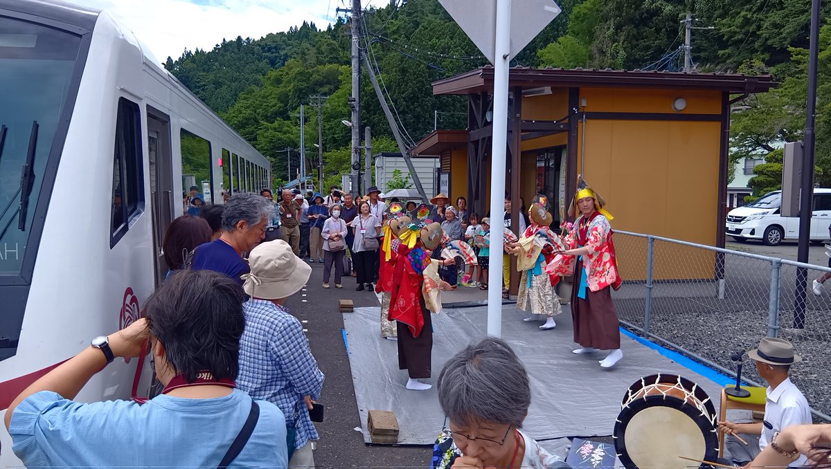 ishitokenji's tweet image. 大船渡線開業100周年記念『ひなび運行』
陸中松川駅では夏山神楽の皆さんと昔コスプレの皆さん、そして地域の皆さんが歓迎のため集まりました。現在は猊鼻渓から気仙沼に向かっておりもうすぐ到着です。