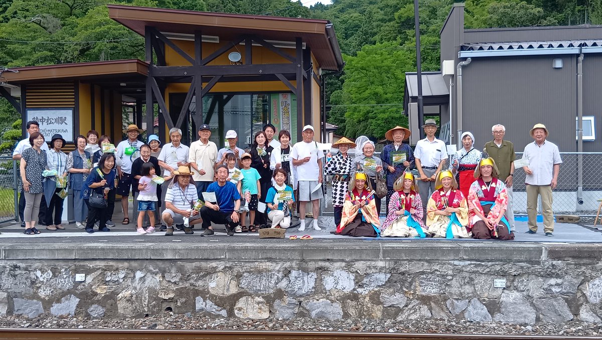 ishitokenji's tweet image. 大船渡線開業100周年記念『ひなび運行』
陸中松川駅では夏山神楽の皆さんと昔コスプレの皆さん、そして地域の皆さんが歓迎のため集まりました。現在は猊鼻渓から気仙沼に向かっておりもうすぐ到着です。
