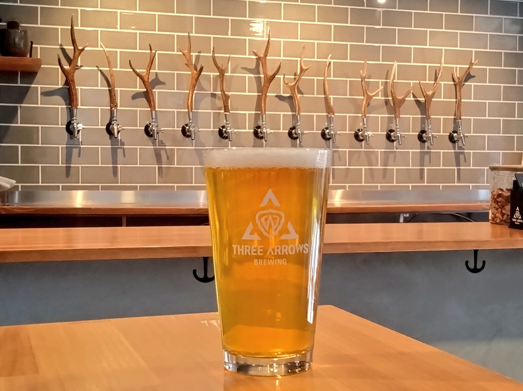 akagiya's tweet image. ビアハウスケンさんが閉業していまい、路頭に迷うこととなった府中ビール民の駆け込みタップルーム。スリーアローズブルーイングさん。鹿の角も添えて。