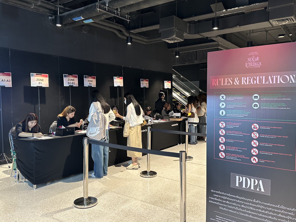 OnTheHorizonEnt's tweet image. รวมทุกจุดสำคัญหน้างานแฟนคอนฯ ใครกำลังมาเซฟไว้เลย! 🤍✨
📍 จุดแลกรับริสแบนด์
📍 บูธรับและจำหน่ายสินค้าที่ระลึก
📍 จุดประทับตราบัตรจอดรถ
📍 จุดฝากของ
#JACKIE_The1stFANCON_DDAY
#JACKIE_The1stFANCON
#JackieJackrin
#OTH_Ent
#OnTheHorizon
