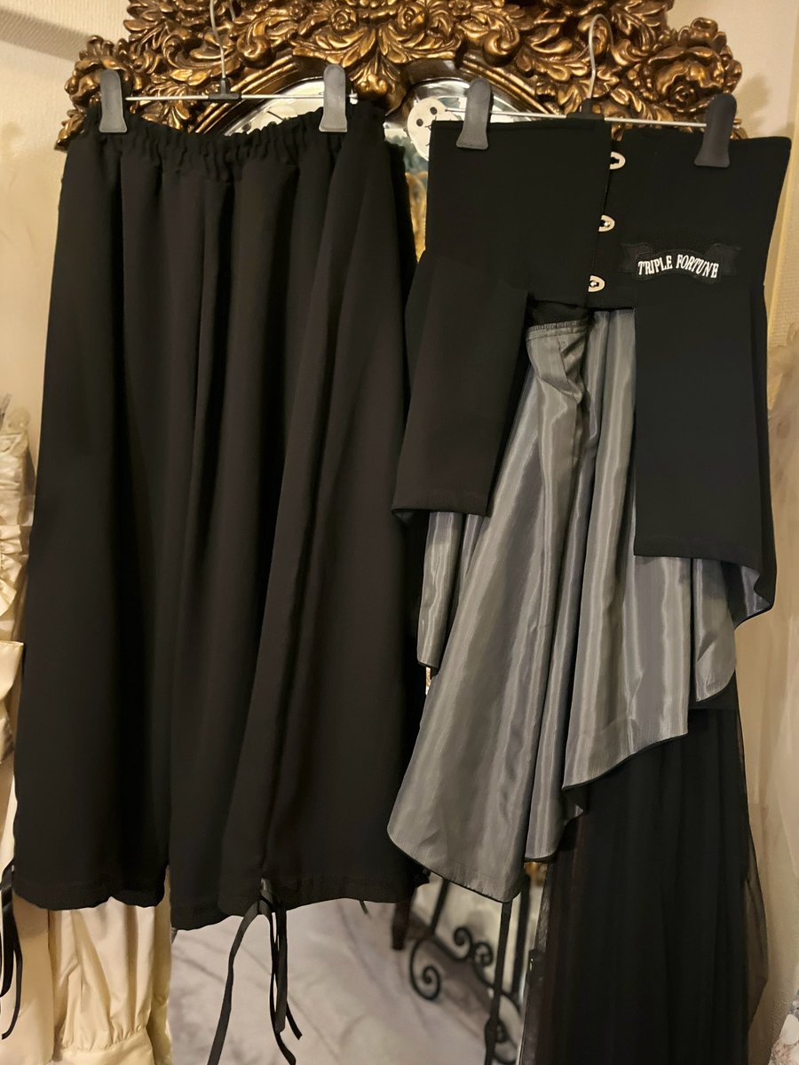 MaisondeR's tweet image. 入荷💠ご紹介
Triple*fortuneさん
ドレス(黒、白)と
黒コルセット風
黒ジレ
黒パンツ(裾が絞れるので
バルーンにもなります)
先着順で最新のカタログ
配布を本日より開始✨
#トリプルフォーチュン
#メゾンドローゼンクロイツ