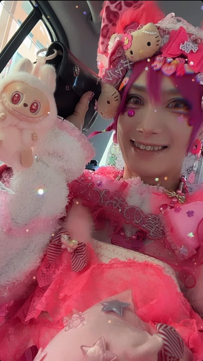 chinochilla's tweet image. WHO WAS THE PERSON THAT SAID THAT THEY WERE SUPRISED ERU DOESN'T HAVE A LABUBU