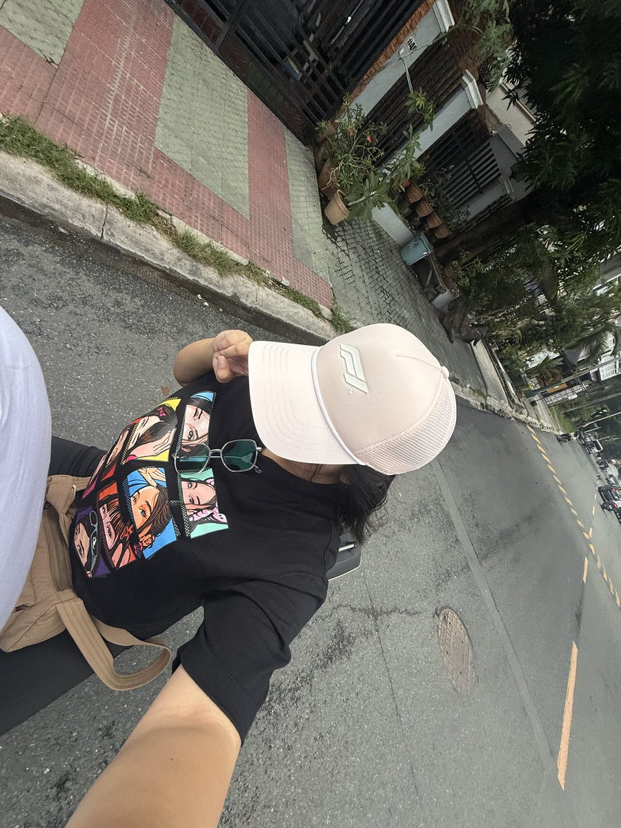 mikhaforever_'s tweet image. volunteer muna tayo sa repacking pero with biniβ¦ shirt!!! π
hinatid lang po ako sa kanto ng village kaya po ala helmet hehe