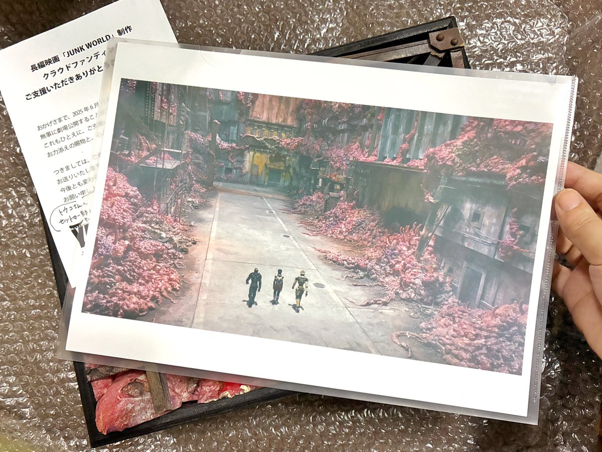 kbmanimation's tweet image. JUNK WORLDのクラファン返礼品が届いた！カッコいいー！🔥

◎ 背景セットの実物、一部
サイズは22cm × 31cm × 12.5cm(木箱含む)くらいかな?
どのシーンかわかるコピーもあってありがたい

トラスは前作で謙さんが作ったのを流用したから、その部分を送ってくれたって😭
ありがとうございます！