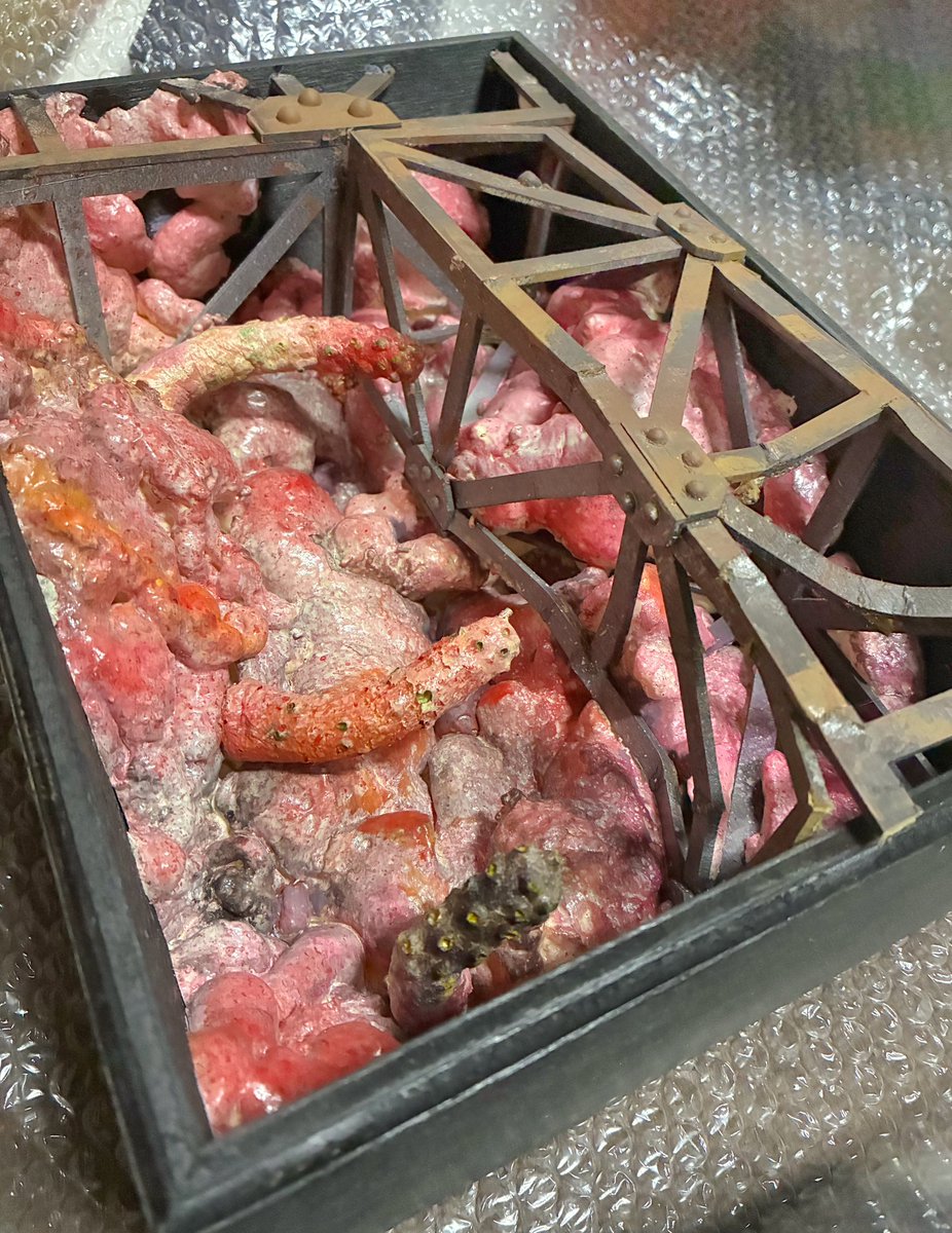 kbmanimation's tweet image. JUNK WORLDのクラファン返礼品が届いた！カッコいいー！🔥

◎ 背景セットの実物、一部
サイズは22cm × 31cm × 12.5cm(木箱含む)くらいかな?
どのシーンかわかるコピーもあってありがたい

トラスは前作で謙さんが作ったのを流用したから、その部分を送ってくれたって😭
ありがとうございます！