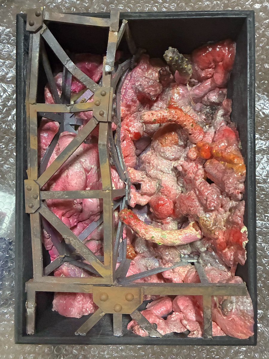 kbmanimation's tweet image. JUNK WORLDのクラファン返礼品が届いた！カッコいいー！🔥

◎ 背景セットの実物、一部
サイズは22cm × 31cm × 12.5cm(木箱含む)くらいかな?
どのシーンかわかるコピーもあってありがたい

トラスは前作で謙さんが作ったのを流用したから、その部分を送ってくれたって😭
ありがとうございます！