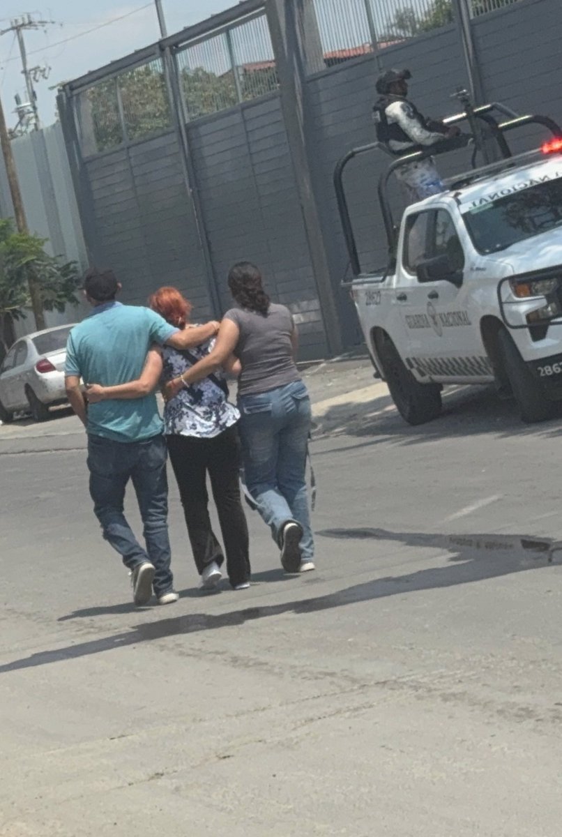 El parricida de San Sebastián El Grande de Tlajomulco, además de tener armas de fuego, llevaba consigo tres granadas de fragmentación que pretendía detonar en contra de oficiales y su propia familia. Que lamentable y triste historia, dos niños muertos por un loco!