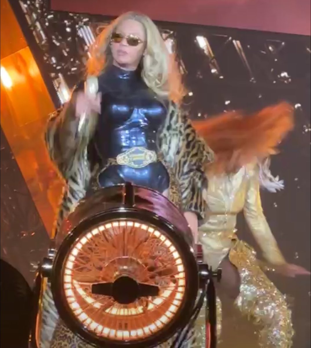 TJsMedias's tweet image. OMG WHY IS SHE WEARING NALA’S FUR?!?!