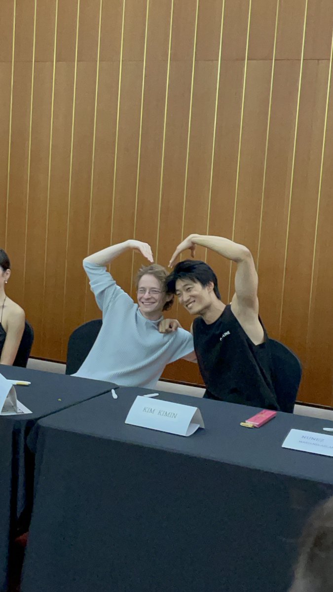 appleroseyoon's tweet image. 예전에 갈라에서 다닐심킨이 추는 돈큐 바질 본 적 있는데 진짜 경이로웠다. 끝나고 사인회하는데 예고 남학생들 다 상사병 걸린 것처럼 심킨 얘기만 함 ..
사진은 그 당시 기민킴이랑 심킨 ..