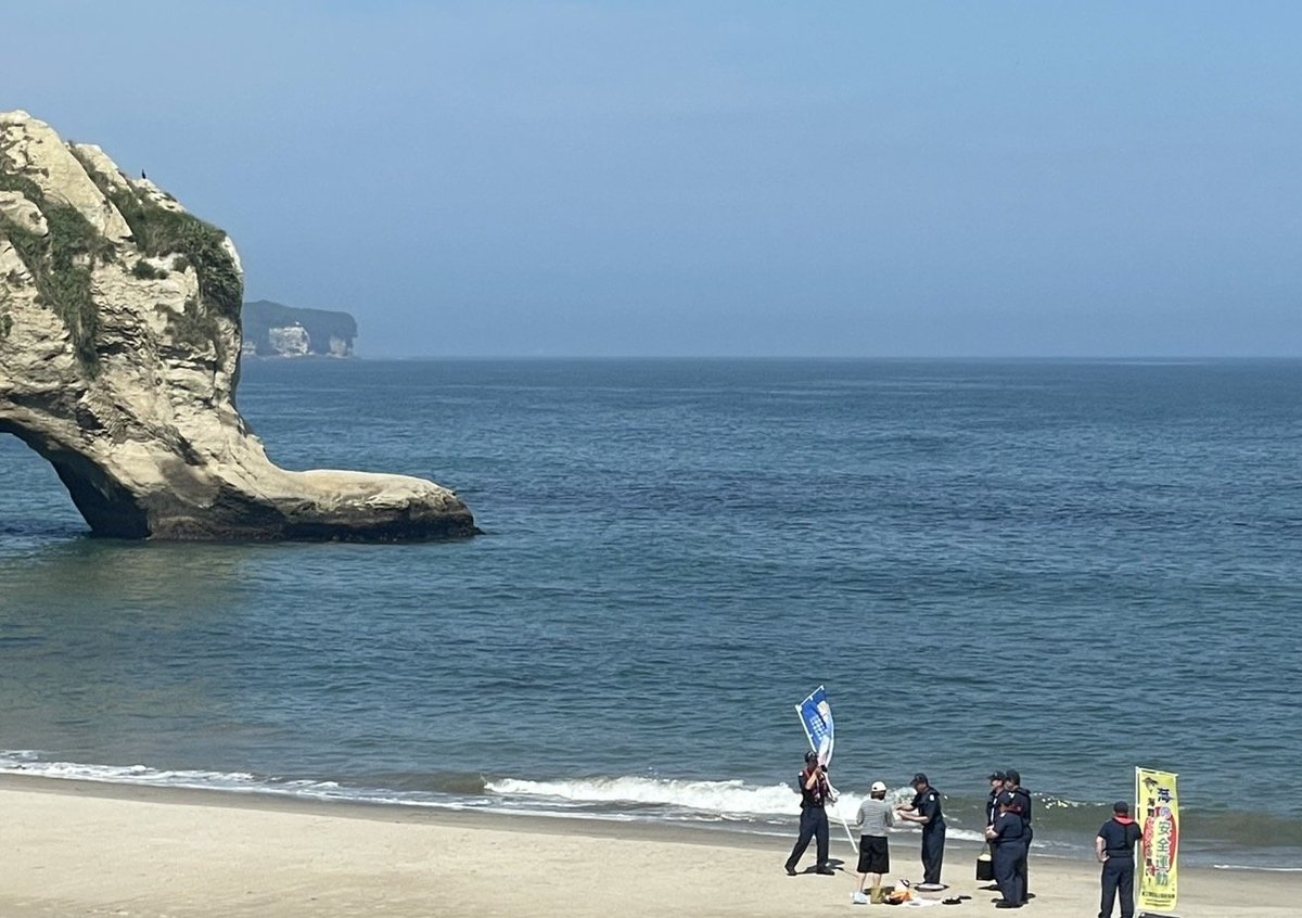 kitaiba_kankou's tweet image. 本日、茨城海上保安部と福島海上保安部による安全啓発活動が磯原二ツ島海水浴場で実施されました🏖☀
ライフガードも常駐する安心安全な海水浴場に是非お越しください🦺
#北茨城市 #茨城県 #福島県 #海上保安部 #合同 #安全啓発活動 #磯原二ツ島海水浴場