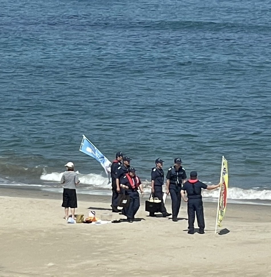 kitaiba_kankou's tweet image. 本日、茨城海上保安部と福島海上保安部による安全啓発活動が磯原二ツ島海水浴場で実施されました🏖☀
ライフガードも常駐する安心安全な海水浴場に是非お越しください🦺
#北茨城市 #茨城県 #福島県 #海上保安部 #合同 #安全啓発活動 #磯原二ツ島海水浴場