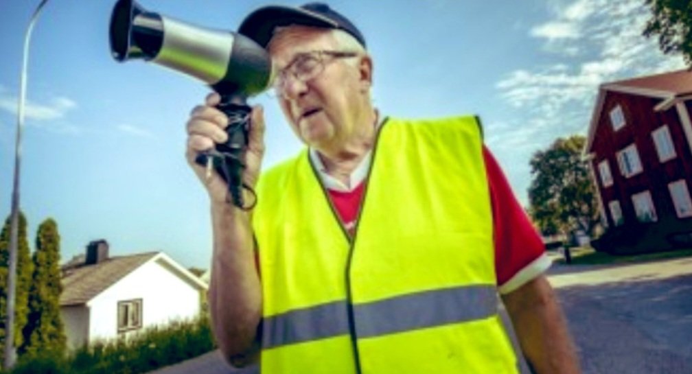 Wgoorman's tweet image. Deze man gebruikt haarfohn als lasergun om hardrijders af te remmen. 

Held 🤣🙏❤️