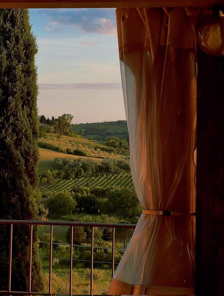 Miriamban0407's tweet image. La verità profonda tra due persone non si dice,
è una rivelazione reciproca.
E le rivelazioni non si annunciano,
perché non si governano,
accadono quando l’altro diventa uno spazio sicuro.
📷-affacci, Chiantishire
