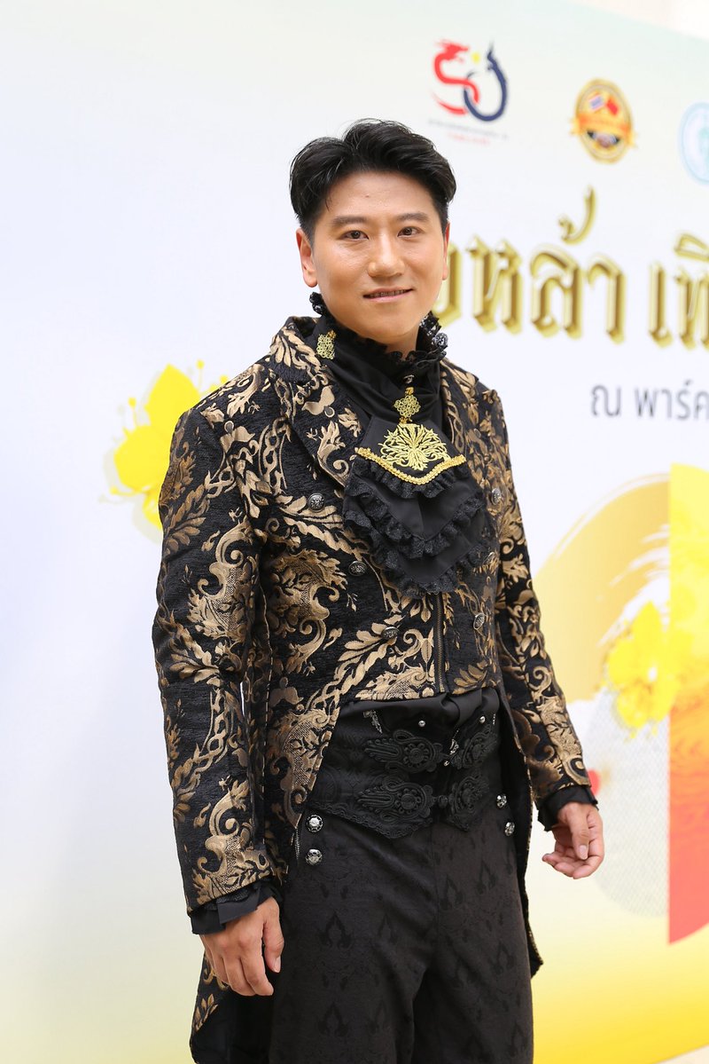 LookAround_TH's tweet image. สยามพารากอน ดึง “ดร.พลัง” ผู้รับบท “รุ่ยเจี๋ย” ในซีรี่ส์ดัง โชว์น้ำเสียงสุดอลังการ ในงาน “ทั่วหล้า เทิดไท้ ถวายใจสดุดี”
🔗 อ่านต่อ facebook.com/share/p/173NRU…
#LongLiveTheKing #SiamParagon #ทั่วหล้าเทิดไท้ถวายใจสดุดี #กังฟูเส้าหลิน