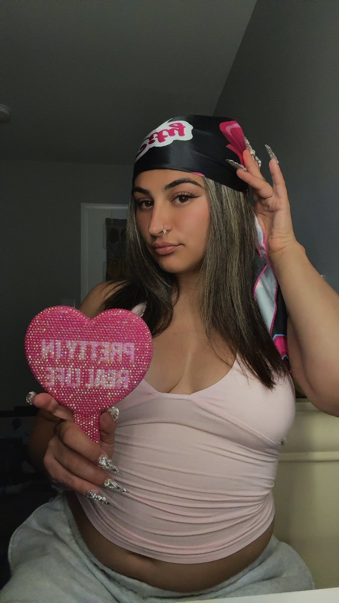 GiGiABarb's tweet image. Pretty in real life 💕🎀 @NICKIMINAJ I couldn’t be more obsessed with my NickiTrivia prizes 😍 Thank U Queen, Love U Mostttt 🫶🏼