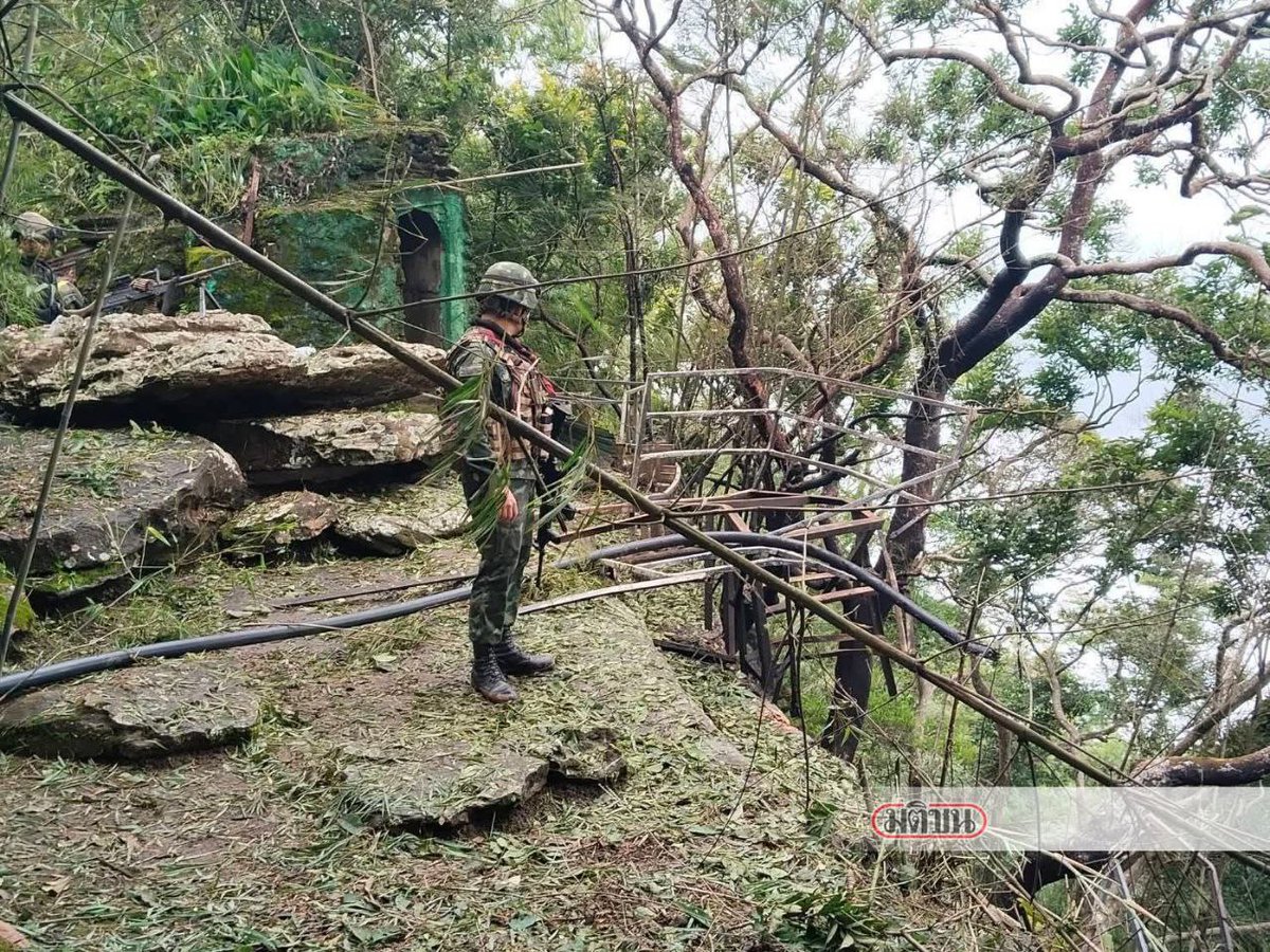 rmjr2654's tweet image. 07/26/25 🚨BREAKING - Visuals released from the Thai army show Thai soldiers standing on top of Phu Makkhuea mountain, which was successfully captured by Thai soldiers this morning
Thai Soldiers are clearing Cambodian strongholds
#ไทยกัมพูชา #ชายแดนไทยกัมพูชา #กองทัพบก