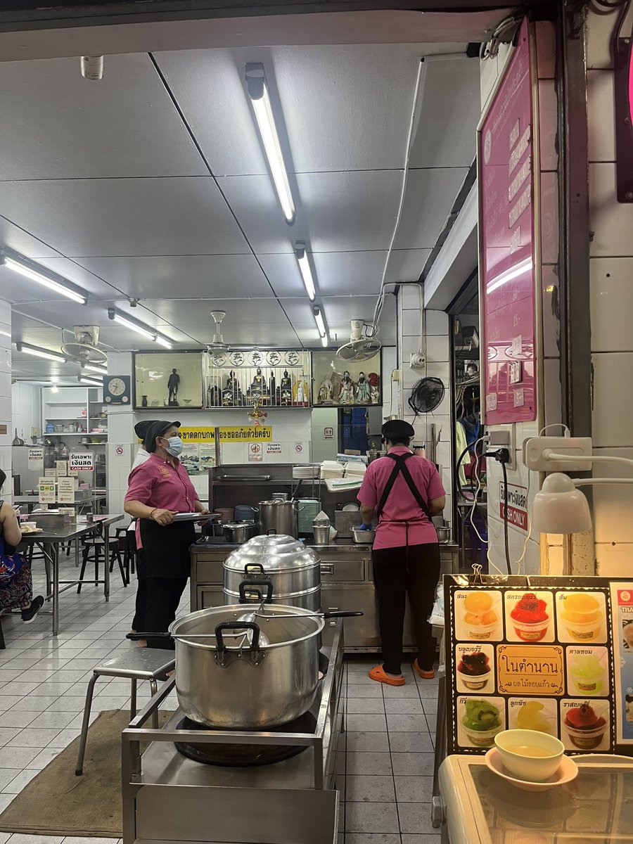 XinU_XinU_XinU's tweet image. タイ料理屋さんにて充電が切れて充電させてもらってる間に店員さんとタイの話になって4月にタイヘ行ったことを伝えたら一番の真夏すぎだことが判明。どうりで火傷するほど暑かったわけだ。11月ごろが涼しくておすすめらしいです
(暑さと戦いながら歌った動画はインスタにて instagram.com/reel/DMSXBXaxv…)