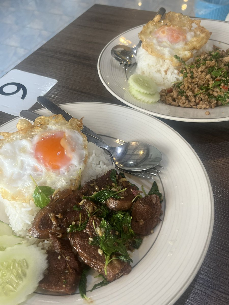 XinU_XinU_XinU's tweet image. タイ料理屋さんにて充電が切れて充電させてもらってる間に店員さんとタイの話になって4月にタイヘ行ったことを伝えたら一番の真夏すぎだことが判明。どうりで火傷するほど暑かったわけだ。11月ごろが涼しくておすすめらしいです
(暑さと戦いながら歌った動画はインスタにて instagram.com/reel/DMSXBXaxv…)
